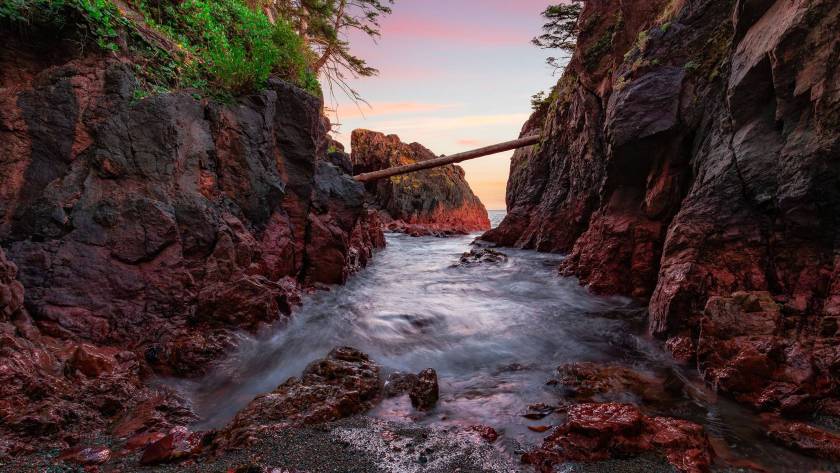 rocky shore on pacific ocean west coast during sun 2024 01 31 22 58 48 utc e1737031399637