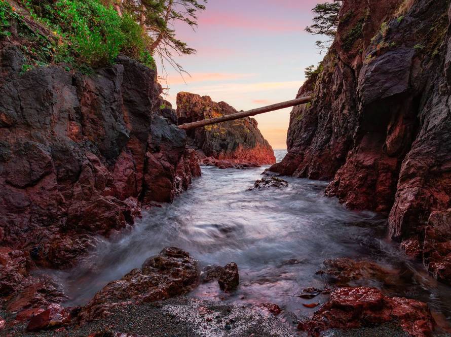 rocky shore on pacific ocean west coast during sun 2024 01 31 22 58 48 utc e1737031399637